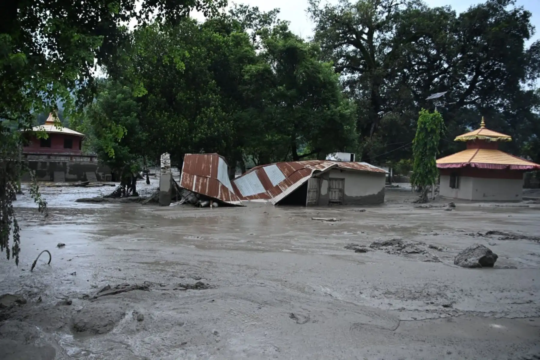 Aguas desbordadas arrastran viviendas tras las inundaciones registradas en el distrito de Rasuwa, en el norte de Nepal. Foto: AFP