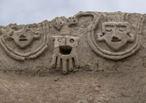 Esculturas de 3,800 años de antigüedad fueron halladas en el sitio arqueológico Vichama y revelan la relación entre la serpiente con el agua, la fertilidad y renovación de la vida. ANDINA/Difusión