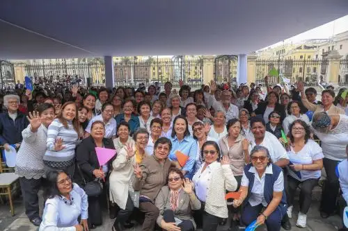 Presidenta Keiko Fujimori participa en la ceremonia por el Día Nacional de la Persona Adulta Mayor