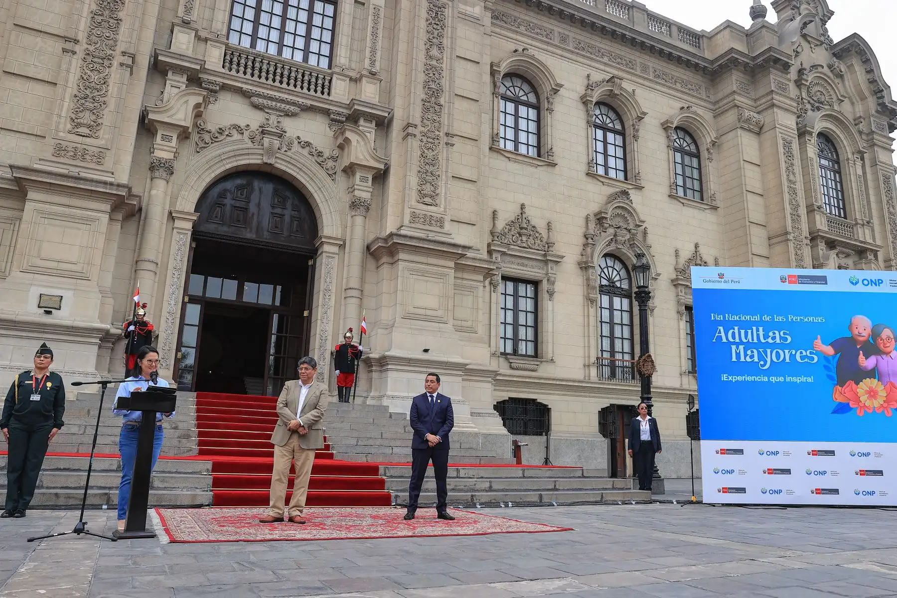 La presidenta de la república, Keiko Fujimori, participa en la ceremonia por el “Día Nacional de la Persona Adulta Mayor: Experiencia que Inspira”. Foto: ANDINA/Prensa Presidencia