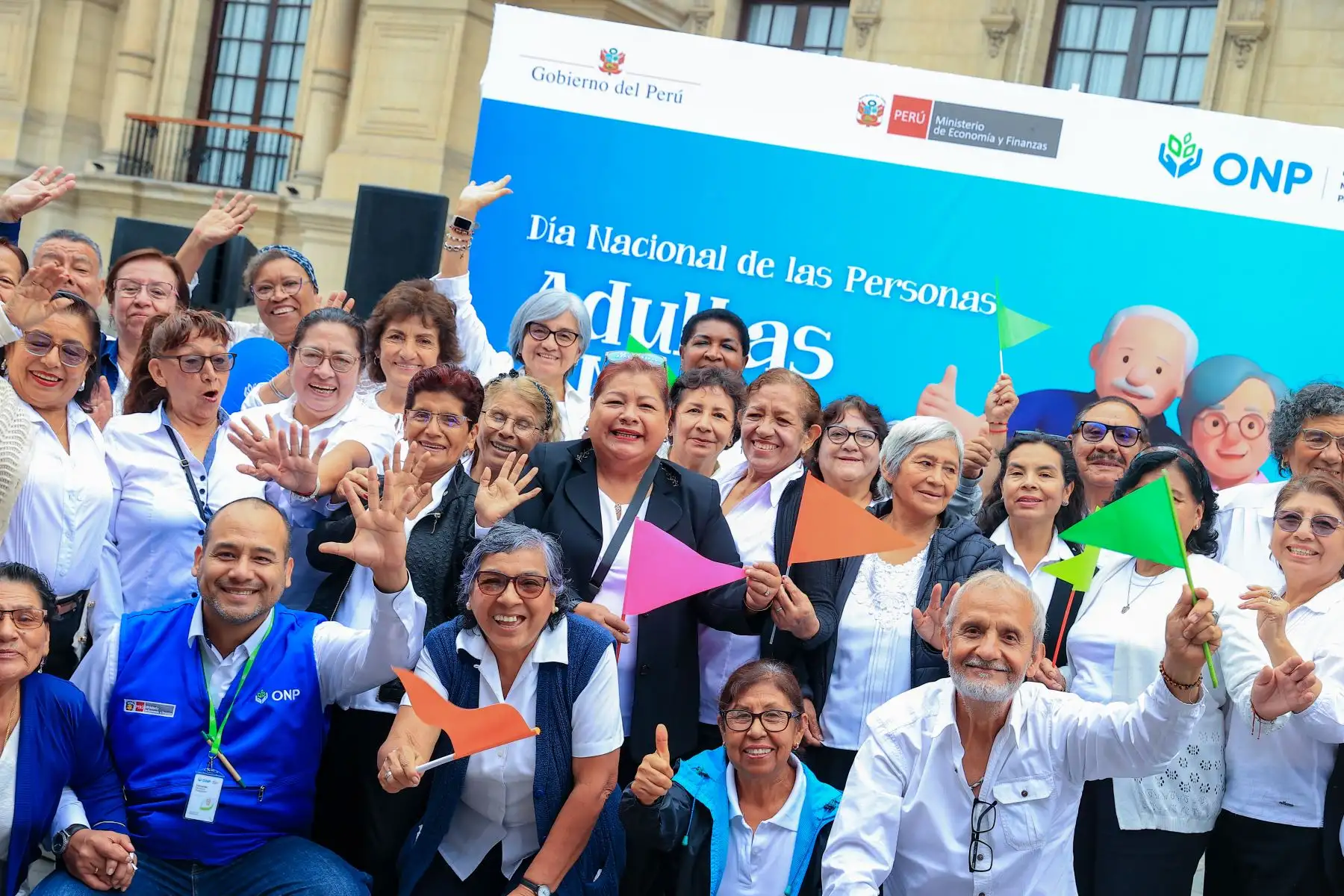 La presidenta de la república, Keiko Fujimori, participa en la ceremonia por el “Día Nacional de la Persona Adulta Mayor: Experiencia que Inspira”. Foto: ANDINA/Prensa Presidencia