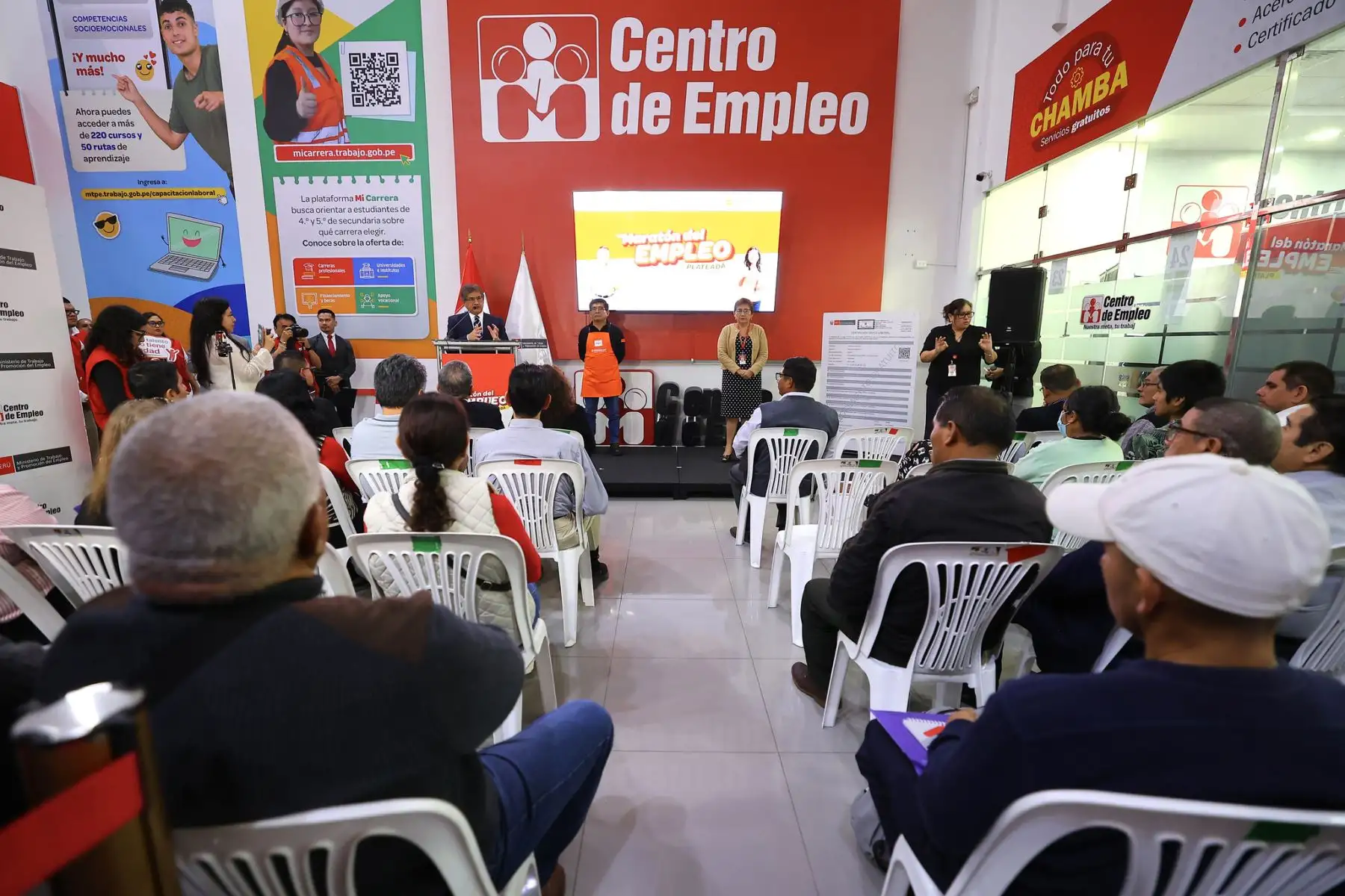 La jornada permitió reunir en un solo espacio a postulantes, servicios de orientación laboral y empresas interesadas en contratar personal adulto mayor. Foto: ANDINA/Difusión.