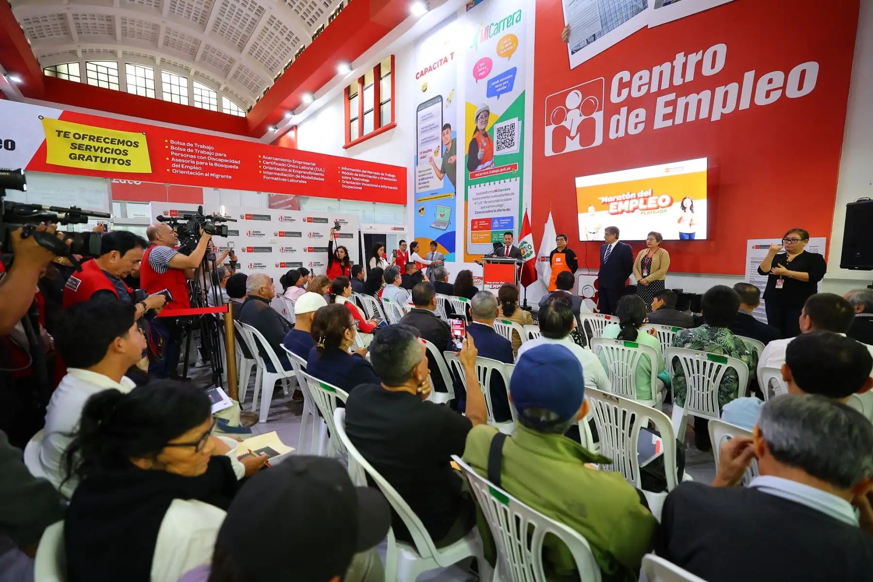Los asistentes recibieron orientación sobre las oportunidades laborales ofrecidas durante la jornada, desarrollada con participación del sector privado. Foto: ANDINA/Difusión.