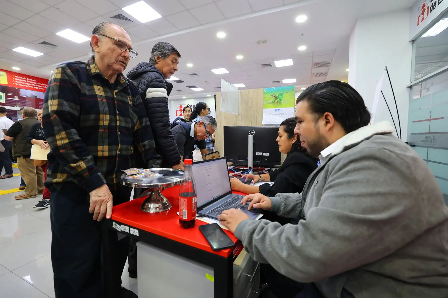 Personal de las entidades participantes atendió consultas y orientó a los postulantes durante la actividad dirigida a adultos mayores. Foto: ANDINA/Difusión.