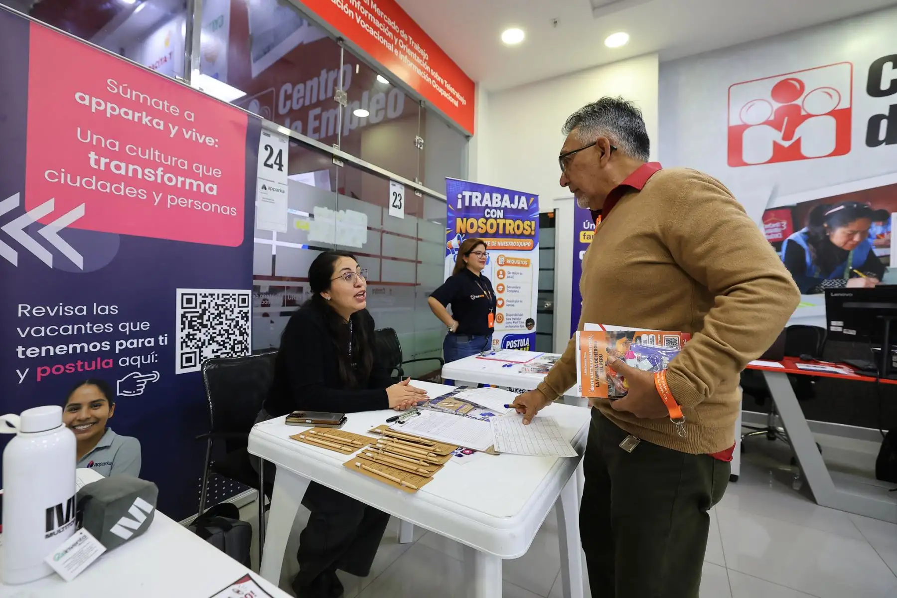 Empresas participantes brindaron información sobre puestos disponibles y requisitos de postulación a los asistentes interesados en incorporarse al mercado laboral formal. Foto: ANDINA/Difusión.