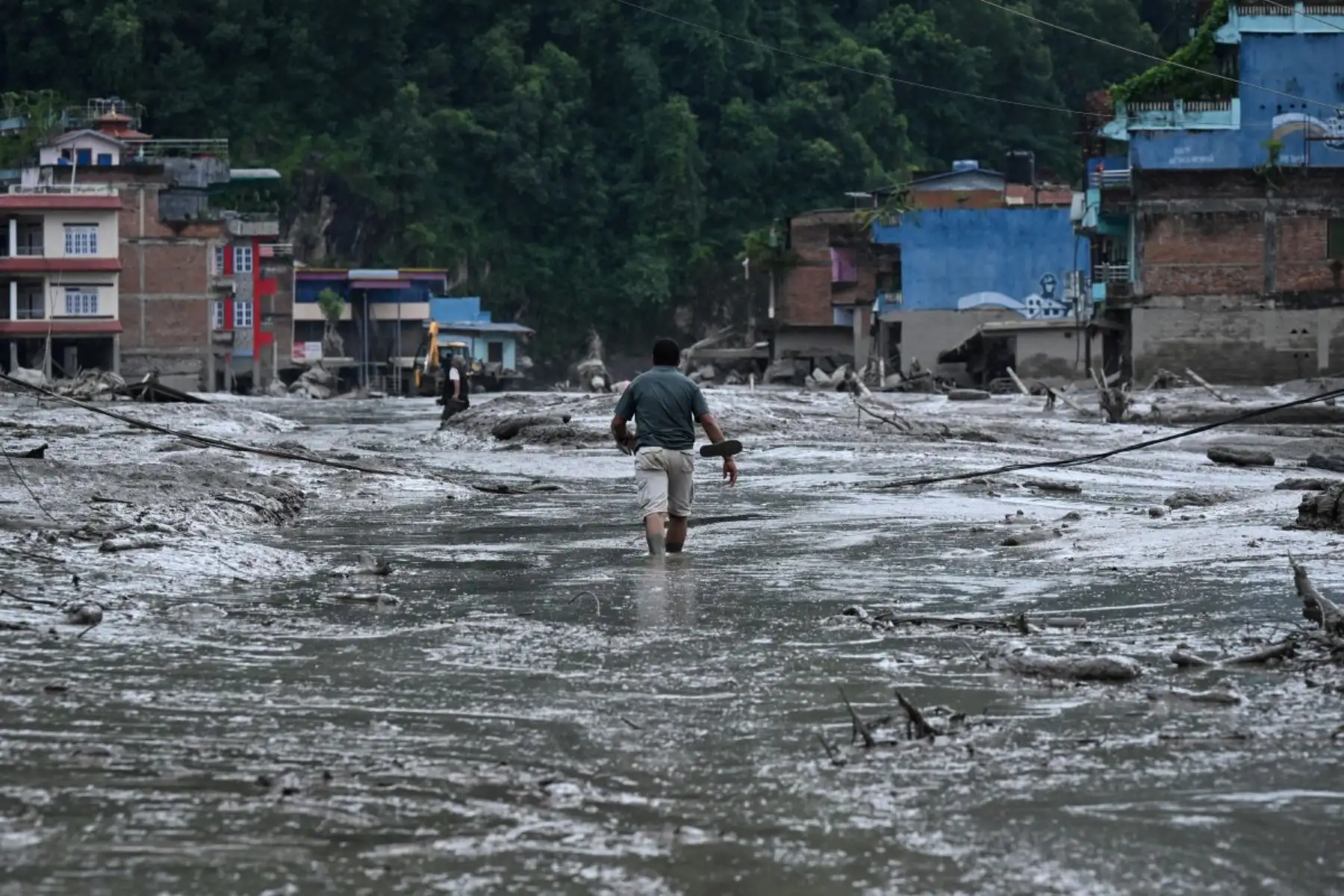 El Ejército nepalí realizó búsquedas aéreas y rescató a decenas de personas en el distrito de Rasuwa, uno de los más afectados por la emergencia. Foto: AFP.