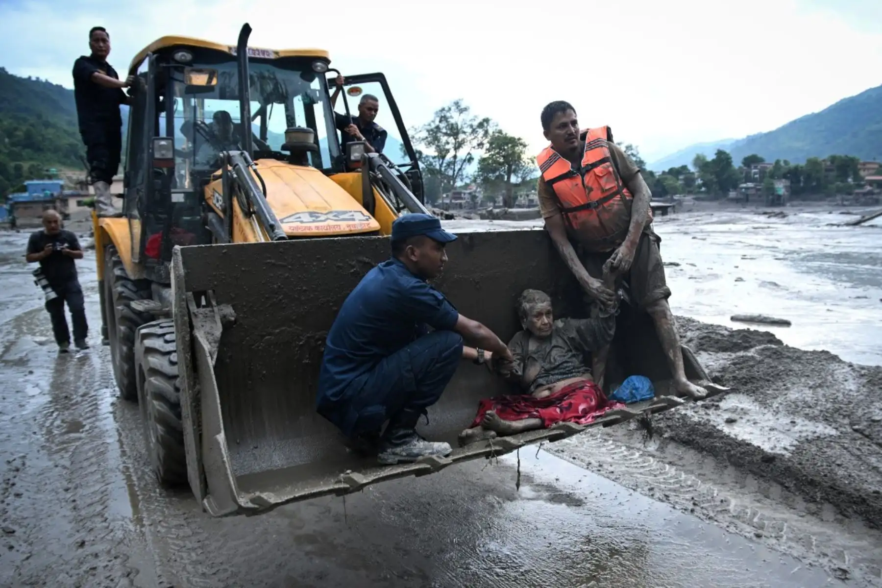 Maquinaria pesada fue utilizada en las zonas afectadas por la crecida, mientras continuaban las tareas de búsqueda, limpieza y atención a la emergencia. Foto: EFE.