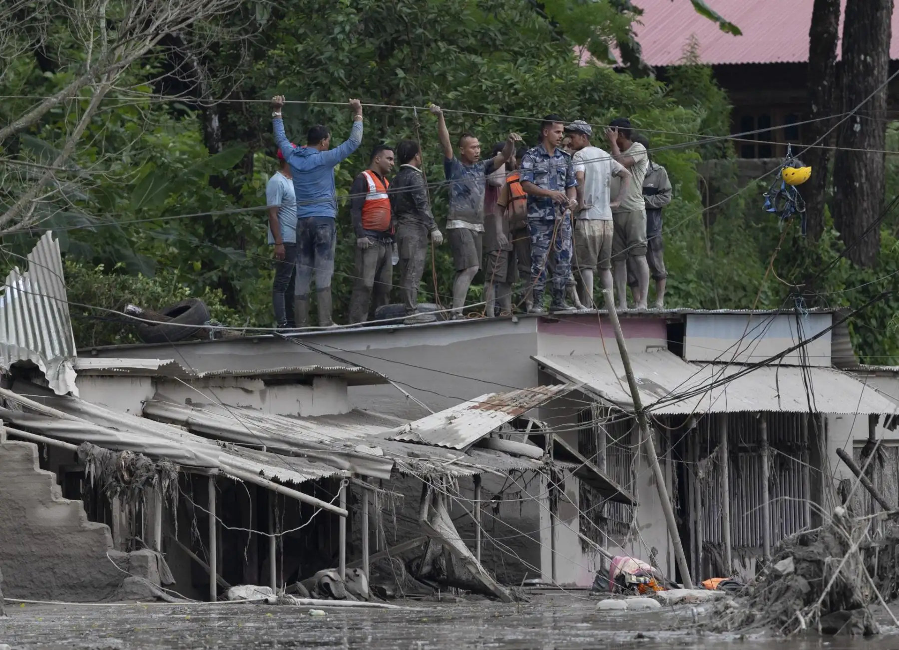 La agencia nepalí de gestión de desastres señaló que un desprendimiento de nieve y rocas pudo haber causado las inundaciones. Foto: AFP.