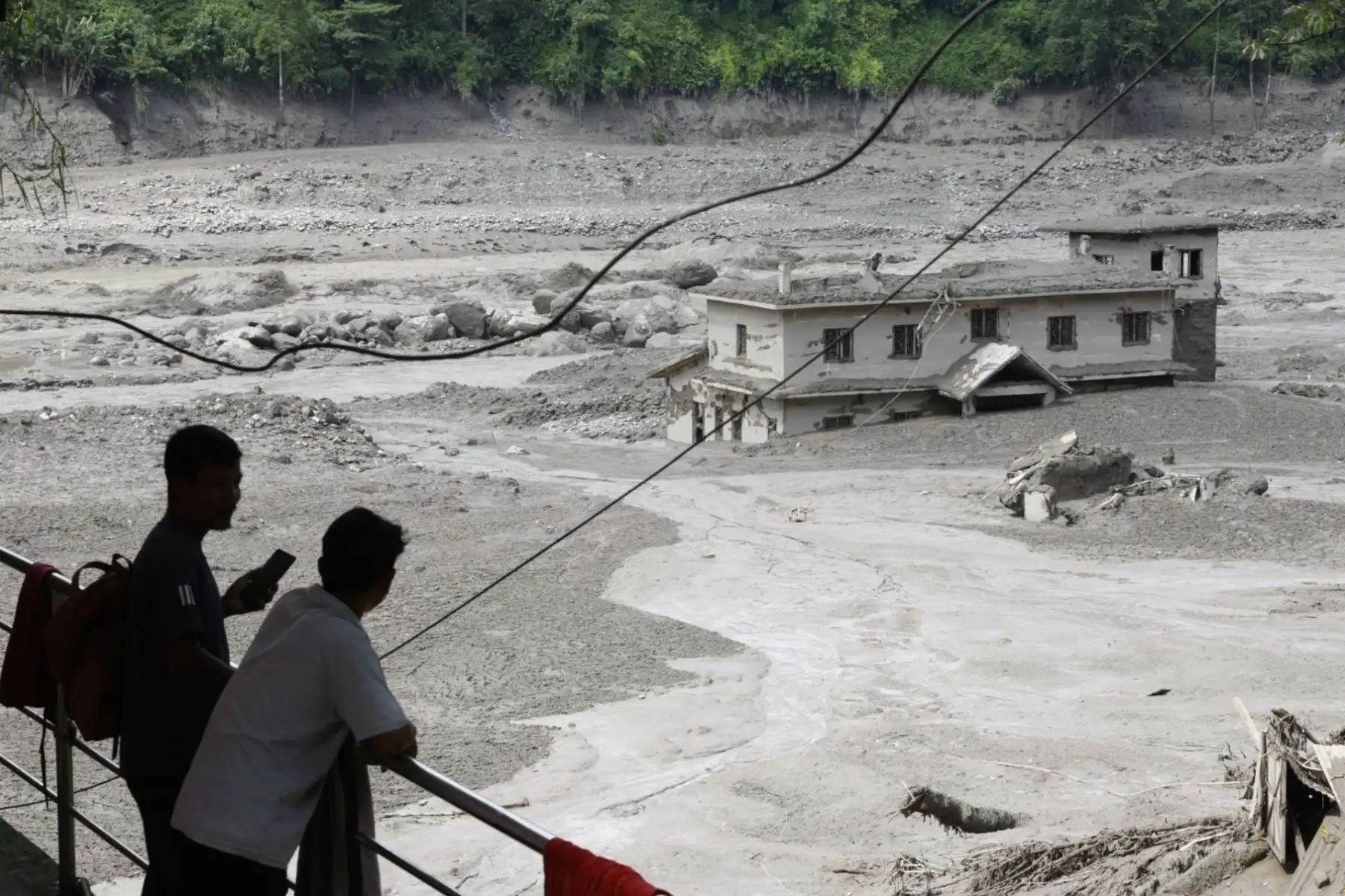 Las autoridades advirtieron sobre el riesgo de una segunda crecida debido a un bloqueo en la parte alta del río fronterizo entre Nepal y China. Foto: AFP.