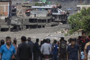 La riada en la zona de frontera entre Nepal y China arrasó con todo lo que encontró en su camino. Foto: EFE