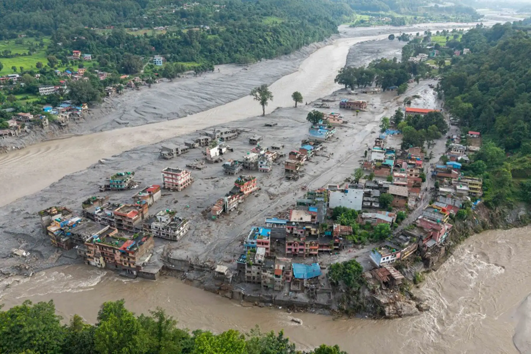Una vista aérea muestra casas anegadas por el lodo tras unas inundaciones repentinas en Devighat, municipio de Bidur, Nepal. Foto: AFP