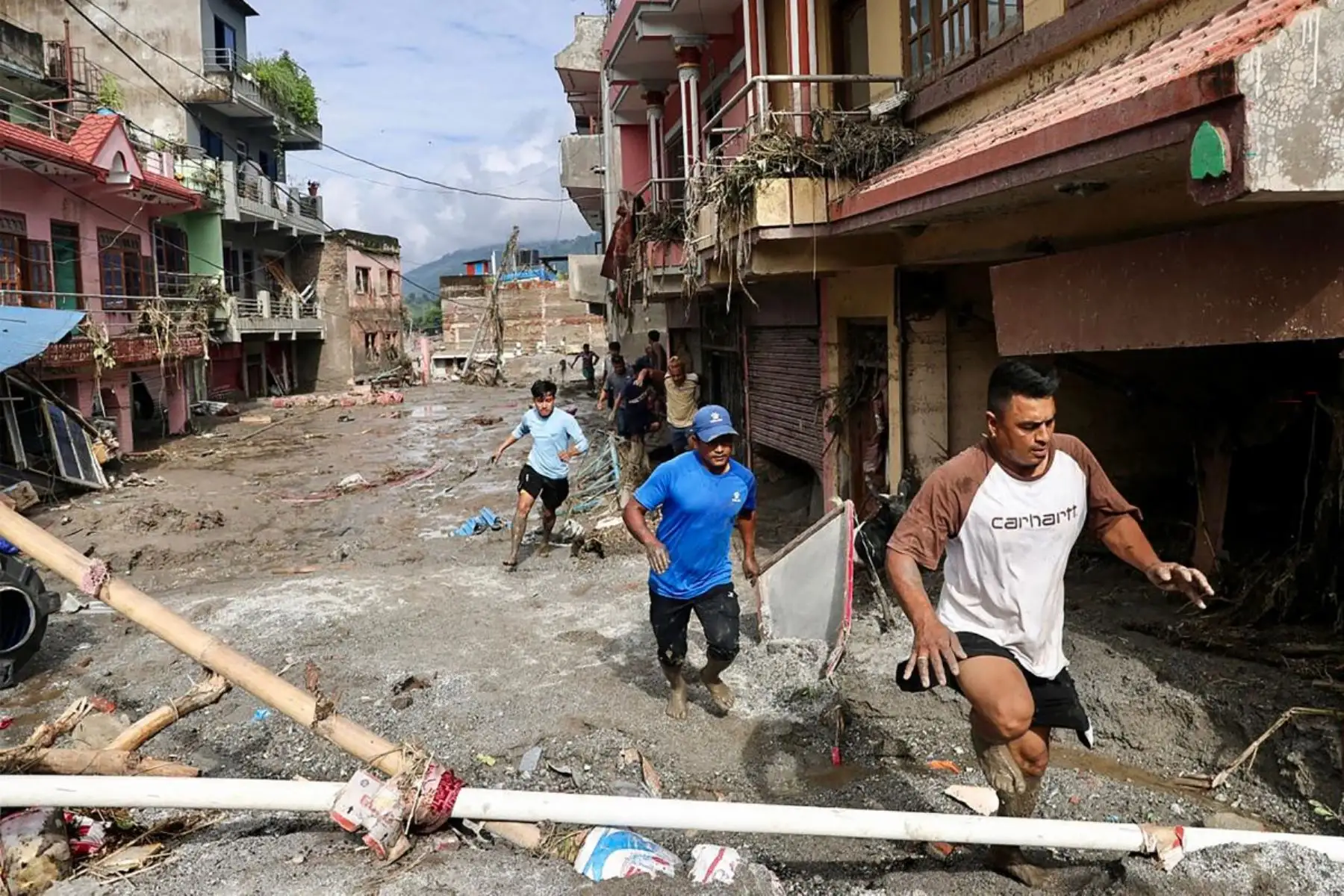 Equipos de rescate buscan este jueves a más de 1.300 personas desaparecidas en la frontera entre Nepal y la región autónoma china del Tíbet, tras las repentinas inundaciones y deslizamientos de tierra que dejaron al menos 359 muertos y arrasaron poblaciones enteras. Foto: AFP