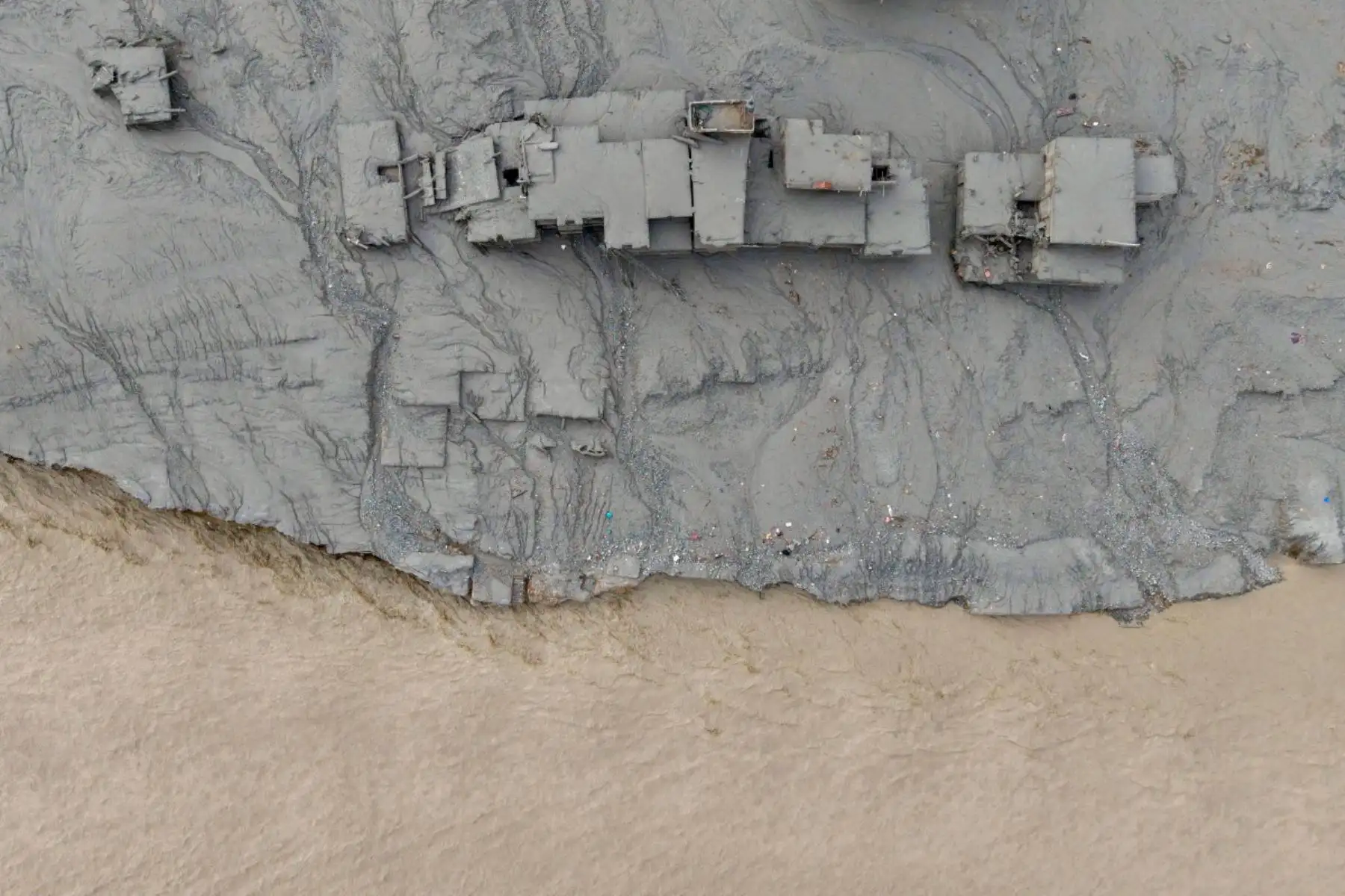 El impresionante torrente de agua, lodo y escombros, similar a un tsunami, se produjo tras el colapso parcial de un glaciar. La violencia del fenómeno fue tal que quedó registrado como un “evento sísmico” de magnitud 5,2, según el Servicio Geológico de Estados Unidos (USGS). Foto: AFP