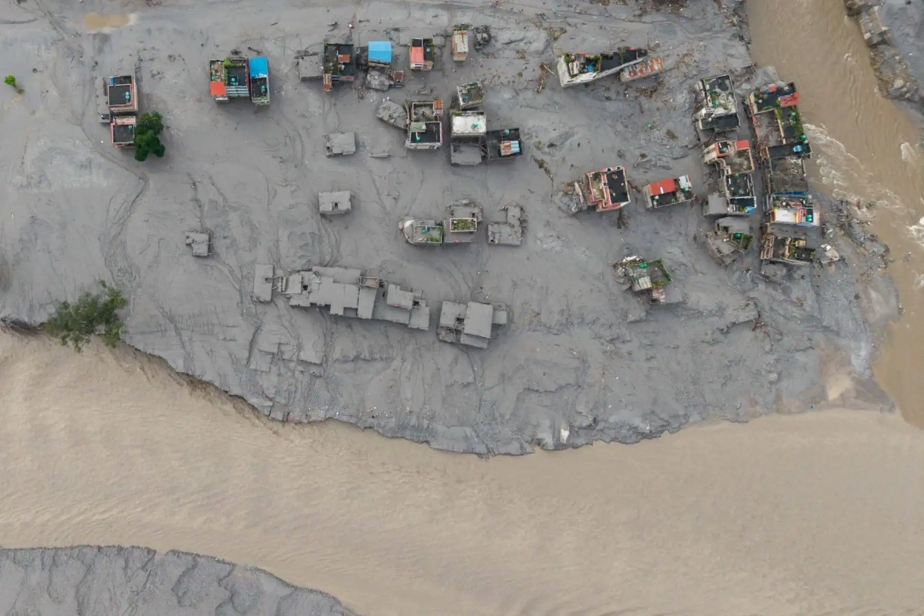 El impresionante torrente de agua, lodo y escombros, similar a un tsunami, se produjo tras el colapso parcial de un glaciar. La violencia del fenómeno fue tal que quedó registrado como un “evento sísmico” de magnitud 5,2, según el Servicio Geológico de Estados Unidos (USGS). Foto: AFP