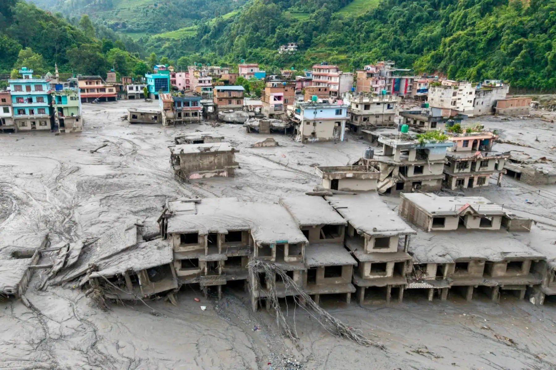 Veinticuatro horas después del desastre, las autoridades nepalíes aún no tienen noticias de 823 personas, entre ellas 517 turistas extranjeros, informó la Oficina de Turismo. Foto: AFP