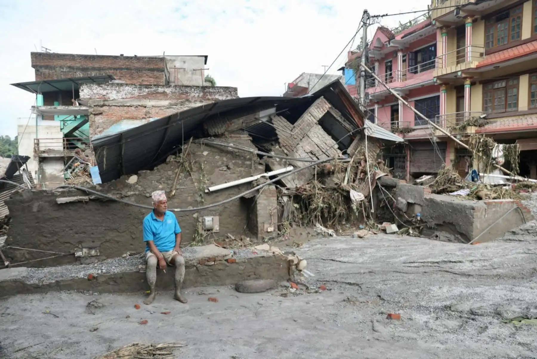 Veinticuatro horas después del desastre, las autoridades nepalíes aún no tienen noticias de 823 personas, entre ellas 517 turistas extranjeros, informó la Oficina de Turismo. Foto: AFP