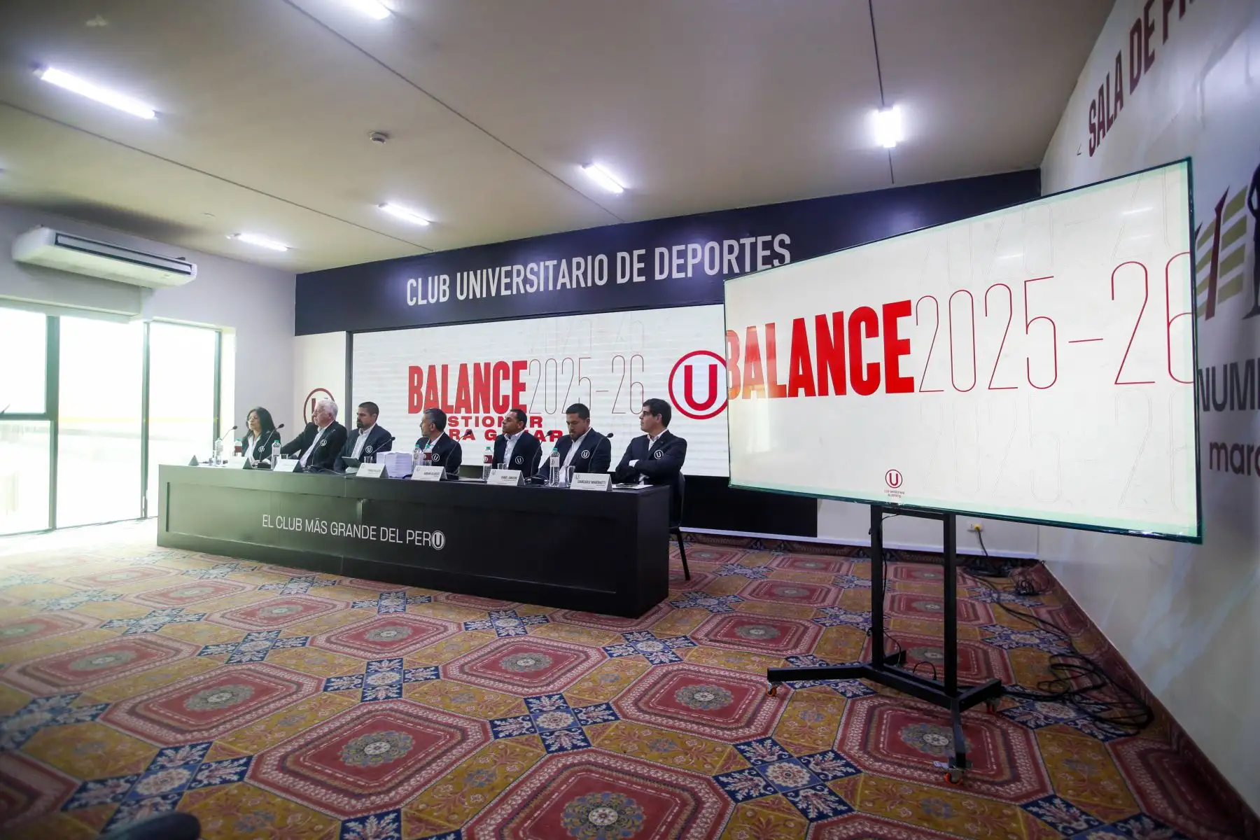 El administrador de Universitario de Deportes, Franco Velazco, presentó este jueves el balance de su primer año de gestión al frente de la institución merengue durante una conferencia realizada en el Estadio Monumental.  Foto: ANDINA/Ricardo Cuba