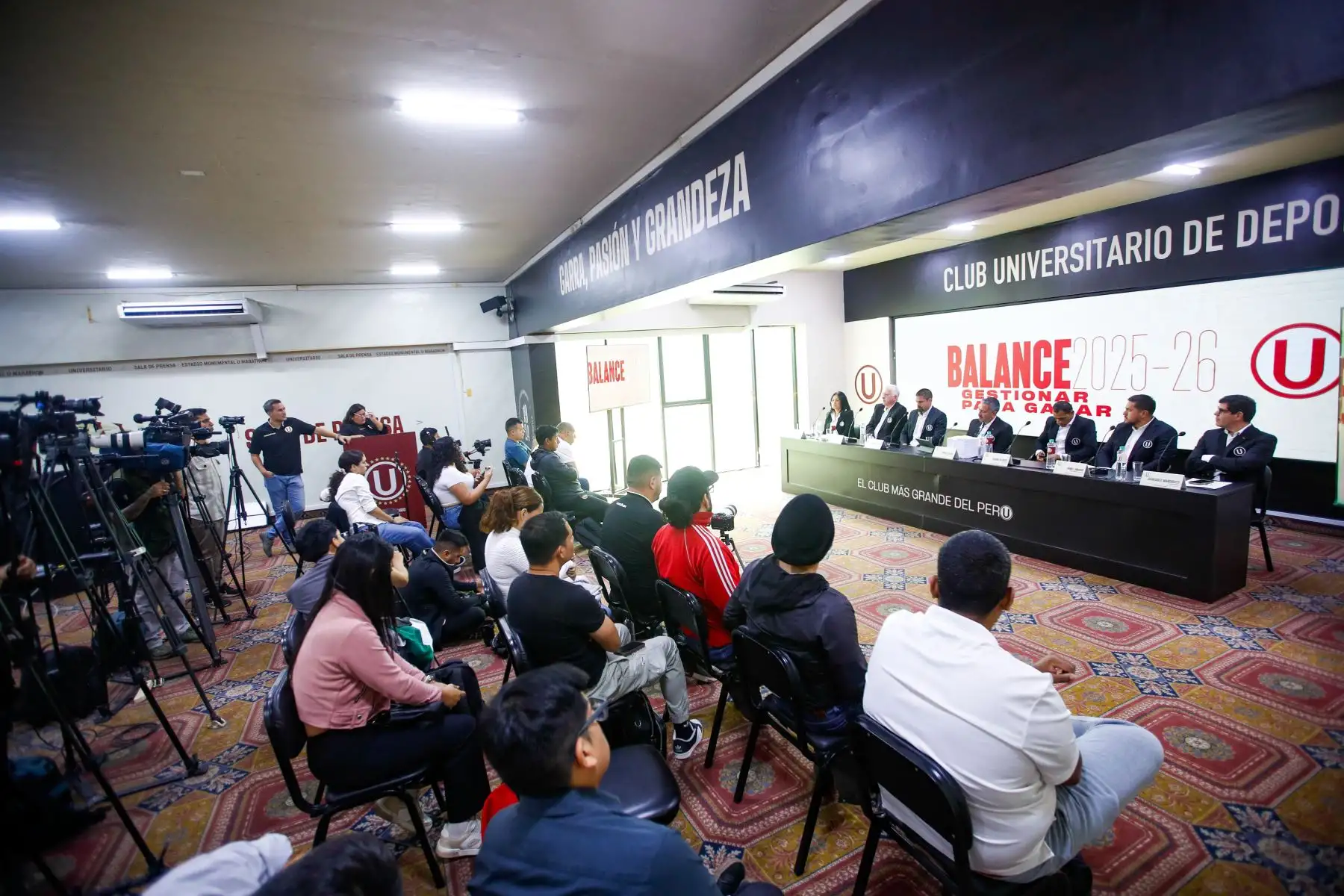 El administrador de Universitario de Deportes, Franco Velazco, presentó este jueves el balance de su primer año de gestión al frente de la institución merengue durante una conferencia realizada en el Estadio Monumental.  Foto: ANDINA/Ricardo Cuba