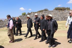 Encabezados por el monseñor José Nahúm Salas Castañeda, la comisión de avanzada del Vaticano recorrió esta mañana la explanada del parque arqueológico Sacsayhuamán, como probable escenario de la misa que encabezará el papa León XIV durante su visita a Cusco. ANDINA/Difusión