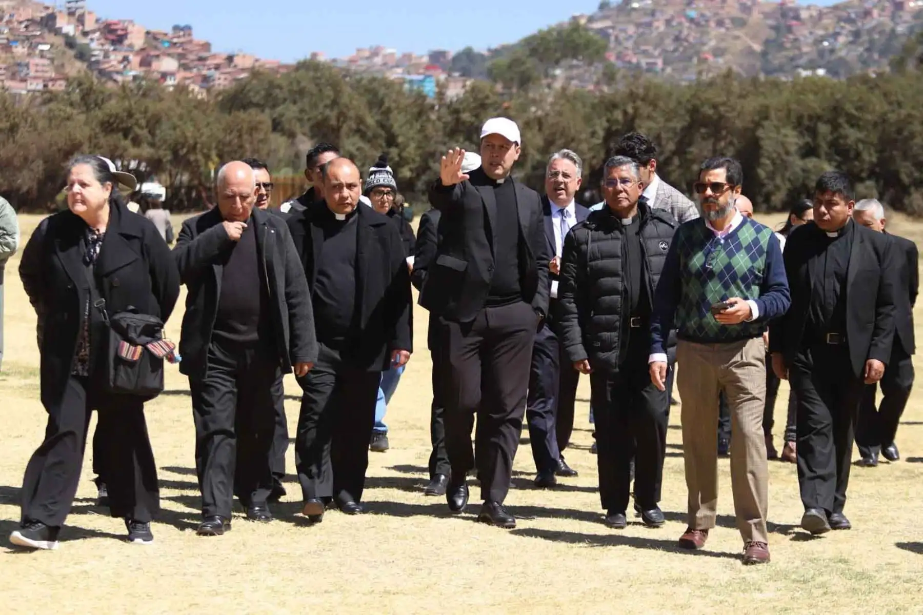 El jefe del parque, Francisco Solís, expuso a la comisión los espacios permitidos y restringidos por la presencia de vestigios incas. Foto: ANDINA/Percy Hurtado.