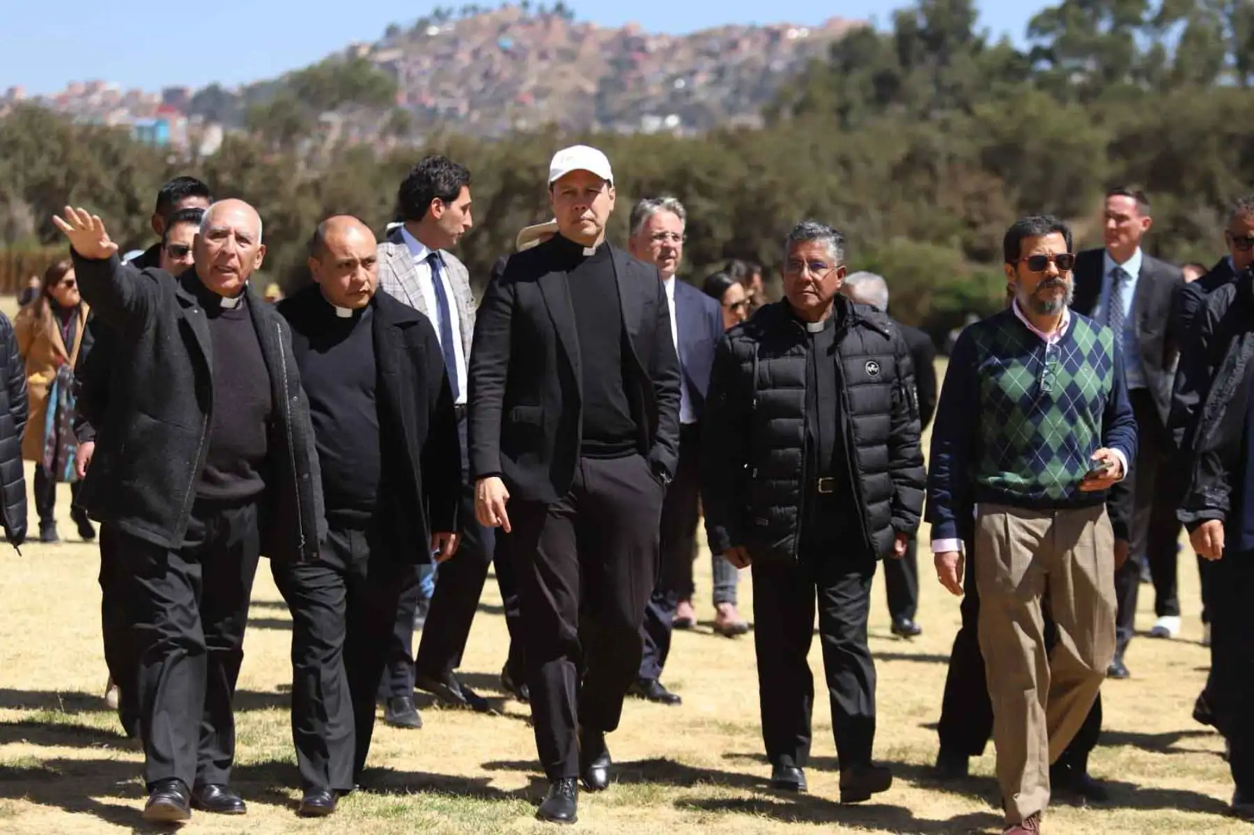 Bajo medidas de seguridad privada y policial, la delegación ascendió al parque arqueológico para continuar con la evaluación del espacio. Foto: ANDINA/Percy Hurtado.