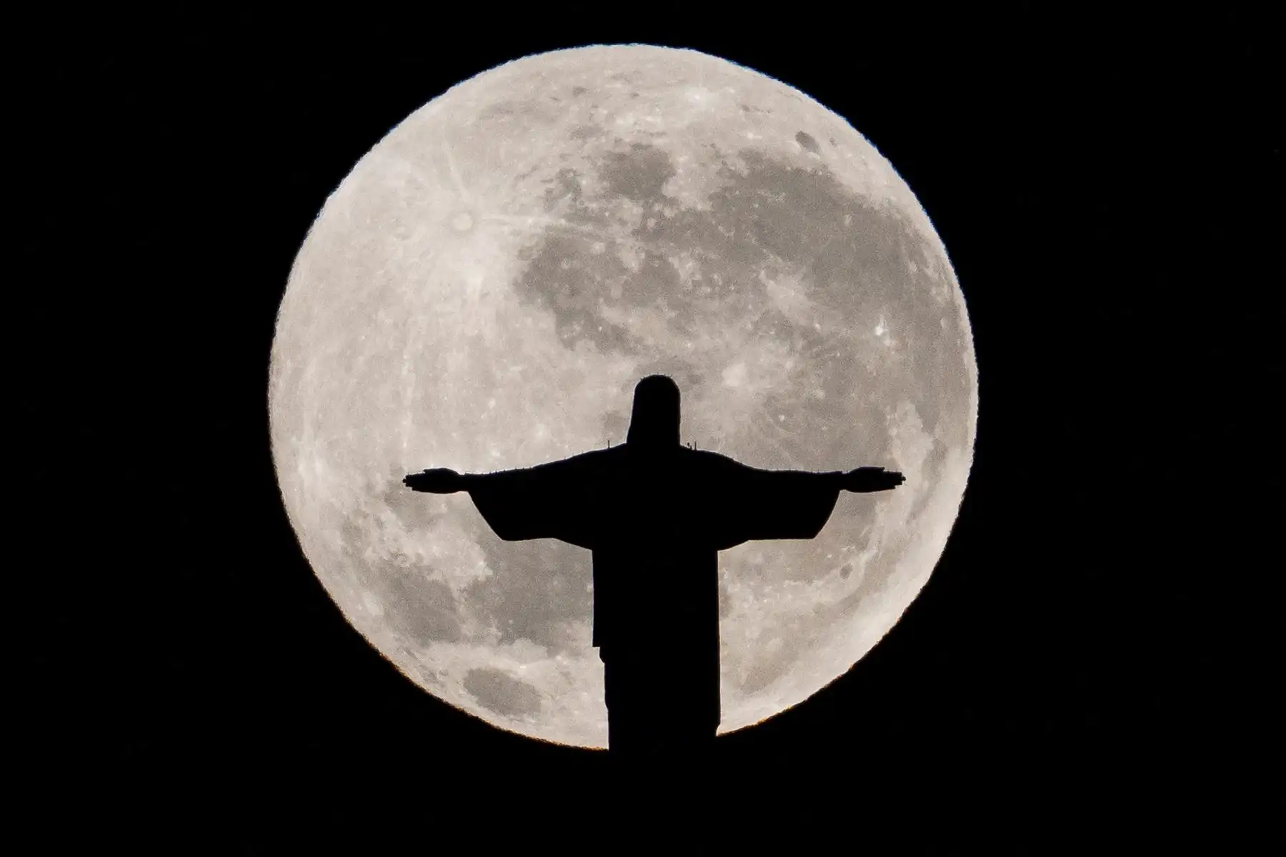 Se observa la silueta de la estatua del Cristo Redentor recortada contra la luna llena —también conocida como la «Luna del Esturión»— en Río de Janeiro, Brasil, el 28 de agosto de 2026.

Foto: AFP