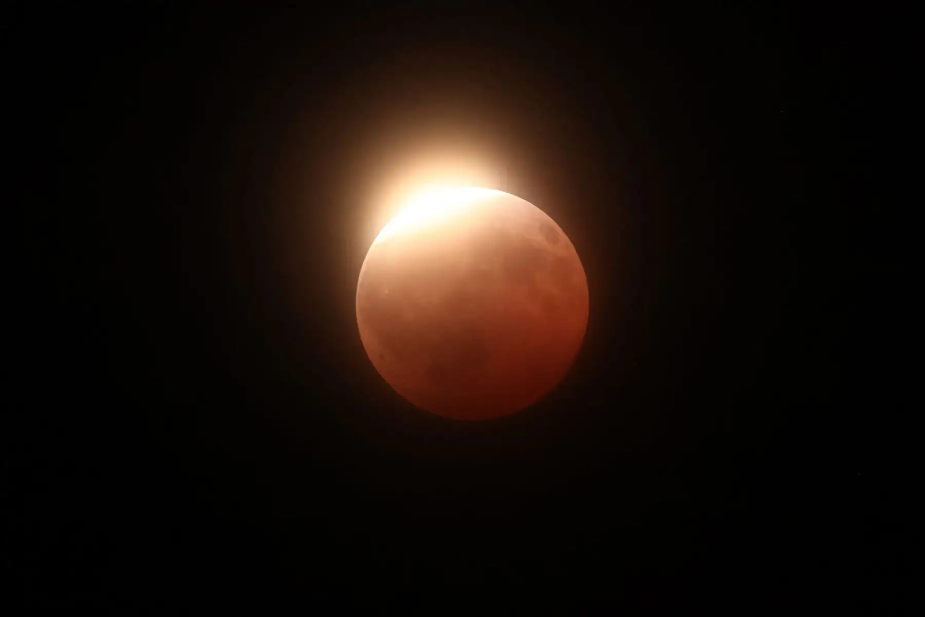 La mayor zona lunar se encuentra dentro del umbral terrestre durante un eclipse lunar parcial, visto desde la zona de Trona Pinnacles, cerca de Trona, California.

Foto:AFP