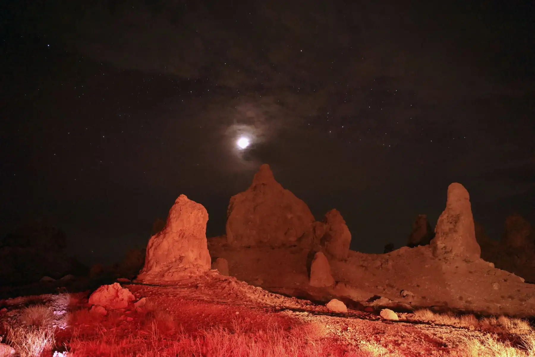 La Luna se observa sobre picos de toba durante un eclipse lunar parcial, fotografiado desde la zona de Trona Pinnacles, cerca de la localidad de Trona, California.

Foto:AFP