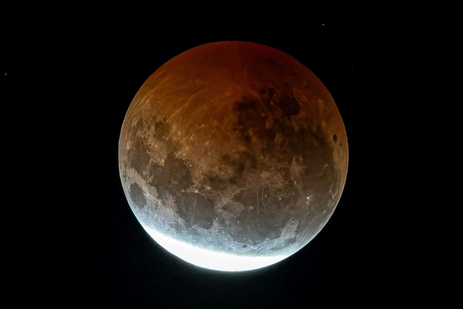 Eclipse lunar parcial visto desde el Planetario del Parque do Carmo, en la zona este de São Paulo (Brasil), este viernes. 

Foto: EFE