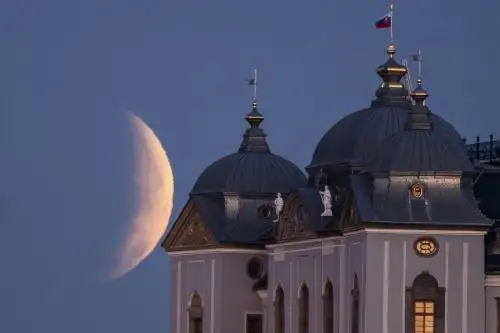 Eclipse lunar parcial cautiva a observadores en América, Europa y África