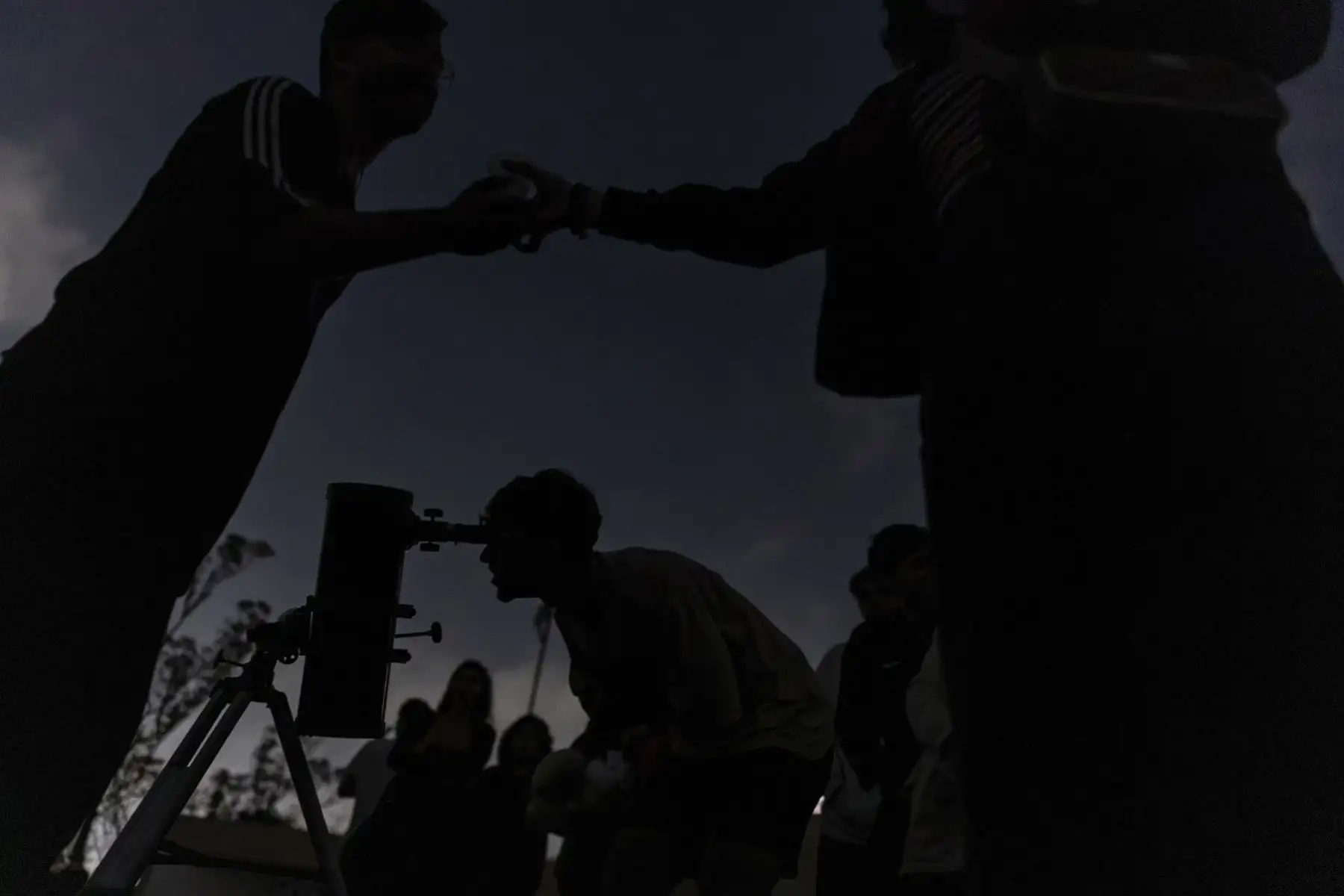 Varias personas observan el eclipse lunar en el Planetario del Parque do Carmo, en la zona este de São Paulo (Brasil), este viernes.

Foto:EFE