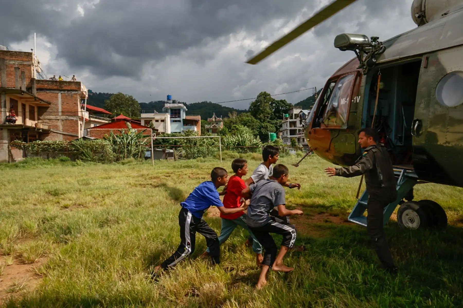 Personas son rescatadas por un helicóptero del Ejército de Nepal en la localidad de Hatigauda, ​​distrito de Nuwakot. Foto: EFE