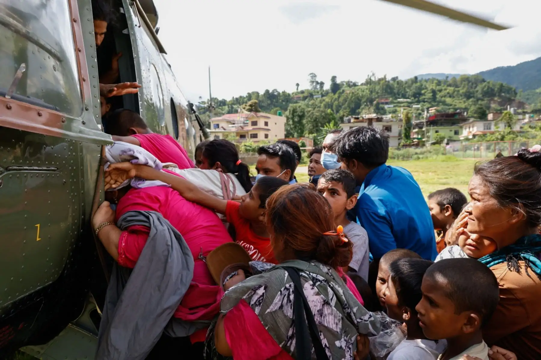 Personas son rescatadas por un helicóptero del Ejército de Nepal en la localidad de Hatigauda, ​​distrito de Nuwakot. Foto: EFE