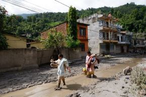 Sobrevivientes de inundaciones regresan a sus hogares tras una crecida repentina en la aldea de Devighat, distrito de Nuwakot, Nepal. Foto: EFE/Archivo