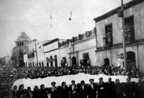 Las mujeres tacneñas encabezan la procesión de la bandera peruana por las calles de la Ciudad Heroica tras la reincorporación de dicho departamento al territorio nacional.  