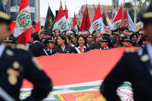 Presidenta Keiko Fujimori participa en la Solemne Procesión de la Bandera Nacional