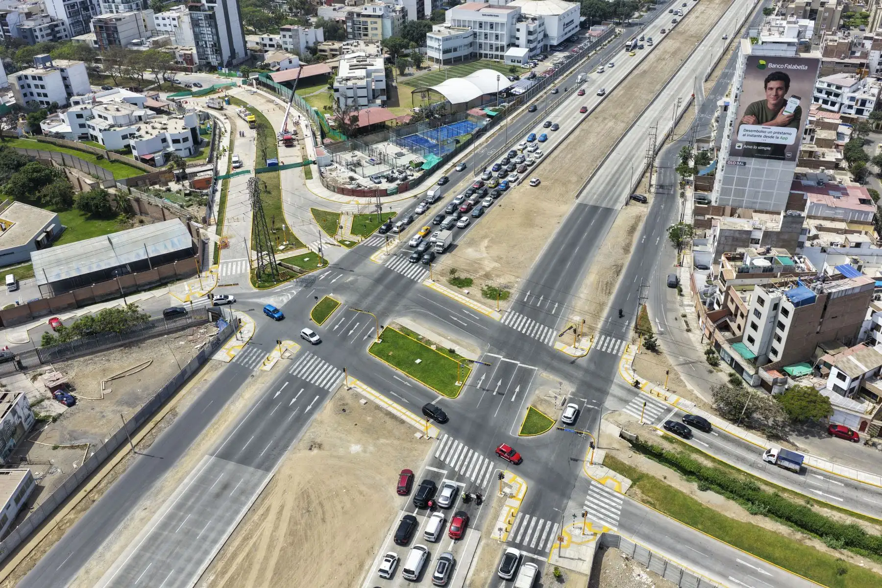 Vehículos circulan por la Vía Expresa Sur durante el inicio de los desvíos vehiculares establecidos por Emape debido a la construcción de cuatro nuevos puentes peatonales. Las obras tendrán un plazo de ejecución de 180 días y buscan mejorar la seguridad y conectividad de los peatones en Lima Sur. Foto: ANDINA/ Juan Carlos Guzmán