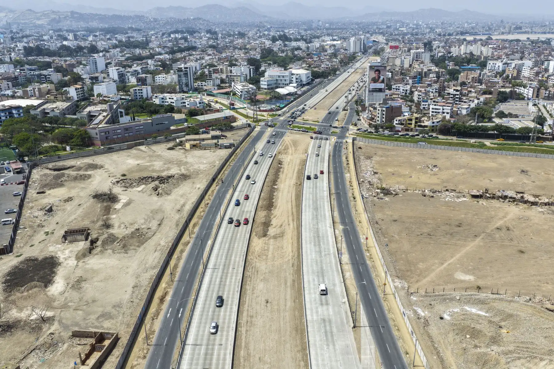 Vehículos circulan por la Vía Expresa Sur durante el inicio de los desvíos vehiculares establecidos por Emape debido a la construcción de cuatro nuevos puentes peatonales. Las obras tendrán un plazo de ejecución de 180 días y buscan mejorar la seguridad y conectividad de los peatones en Lima Sur. Foto: ANDINA/ Juan Carlos Guzmán