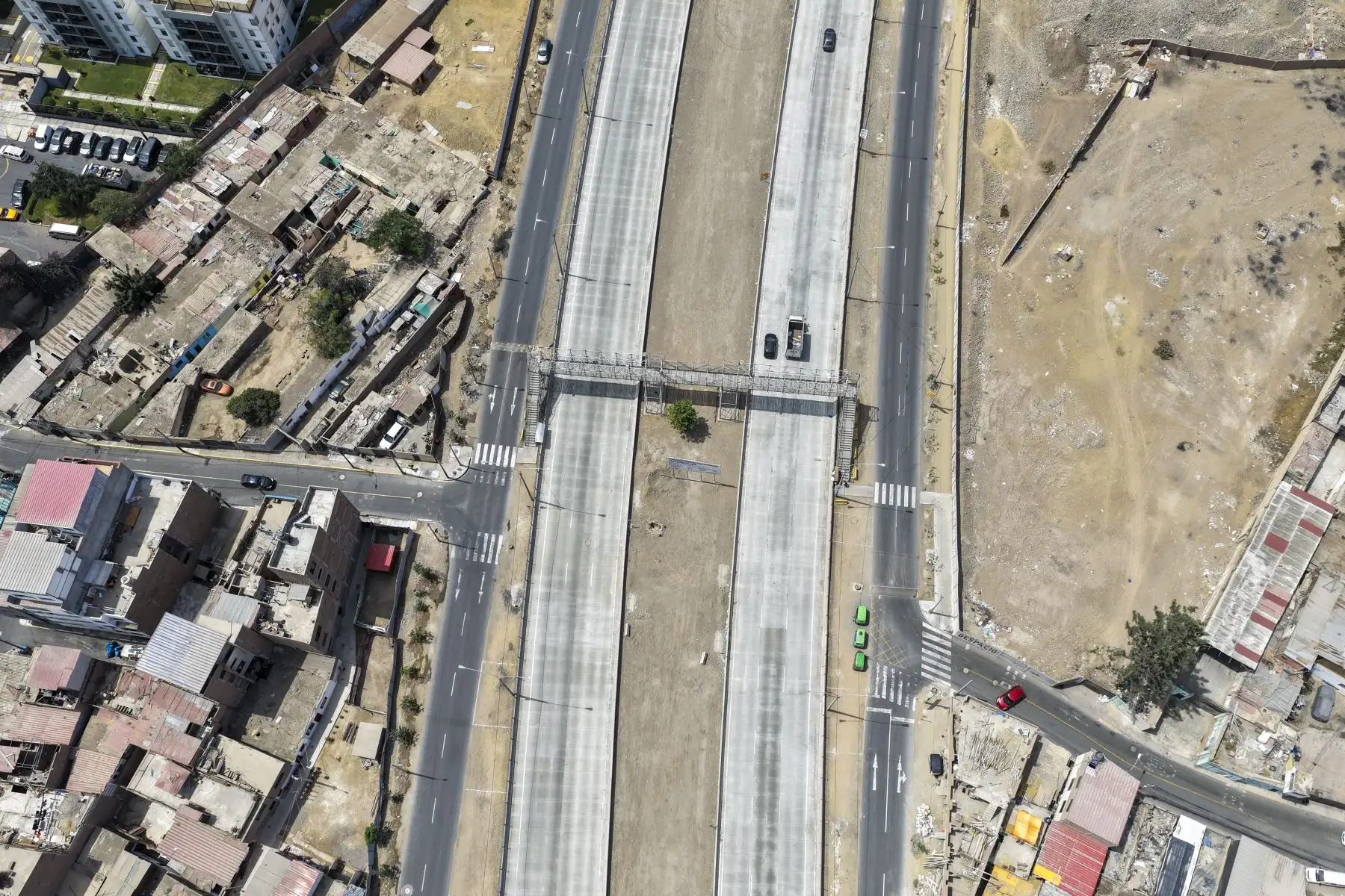 Conductores deben utilizar las rutas de desvío implementadas en la Vía Expresa Sur debido a los trabajos para la construcción de cuatro puentes peatonales. La primera etapa contempla el cierre parcial de dos carriles en las vías auxiliares de ambos sentidos. Foto: ANDINA/ Juan Carlos Guzmán