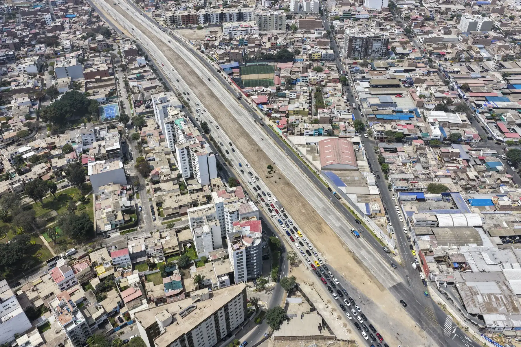 Conductores deben utilizar las rutas de desvío implementadas en la Vía Expresa Sur debido a los trabajos para la construcción de cuatro puentes peatonales. La primera etapa contempla el cierre parcial de dos carriles en las vías auxiliares de ambos sentidos. Foto: ANDINA/ Juan Carlos Guzmán