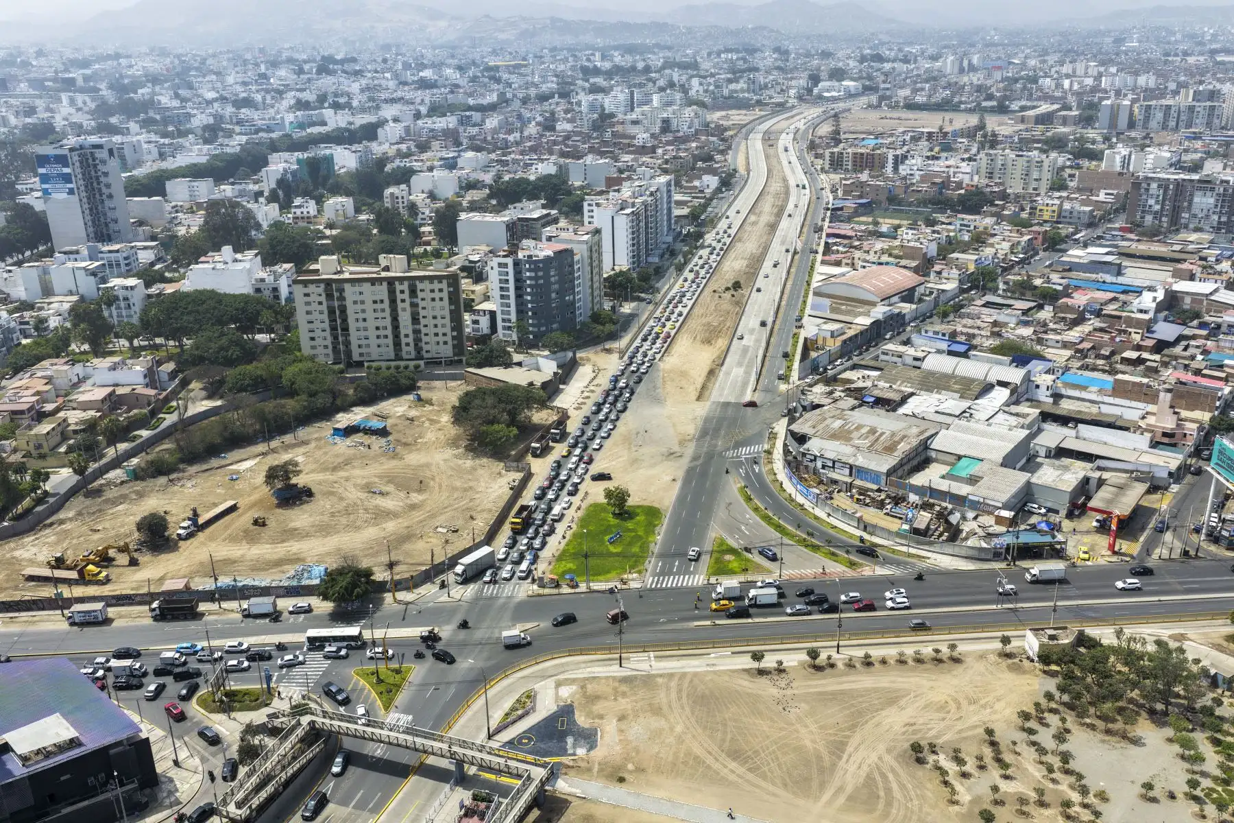 El plan de desvío vehicular por las obras de la Vía Expresa Sur se ejecutará en tres etapas, con restricciones parciales y cierres temporales aplicados de manera secuencial para mantener la circulación vehicular. Foto: ANDINA/ Juan Carlos Guzmán
.

Foto: ANDINA/Juan Carlos Guzmán Negrini