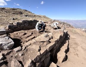 Un equipo de investigadores, encabezado por el arqueólogo Jerry Solano, halló evidencias de un posible complejo de colcas y de ingenería de ventilación de origen Inca; además de aríbalos y otros vestigios en el sitio arqueológico Wancasanga, ubicado en el valle de Condebamba, Cajamarca. Foto: Cortesía Proyecto de Investigación Arqueológica Wancasanga