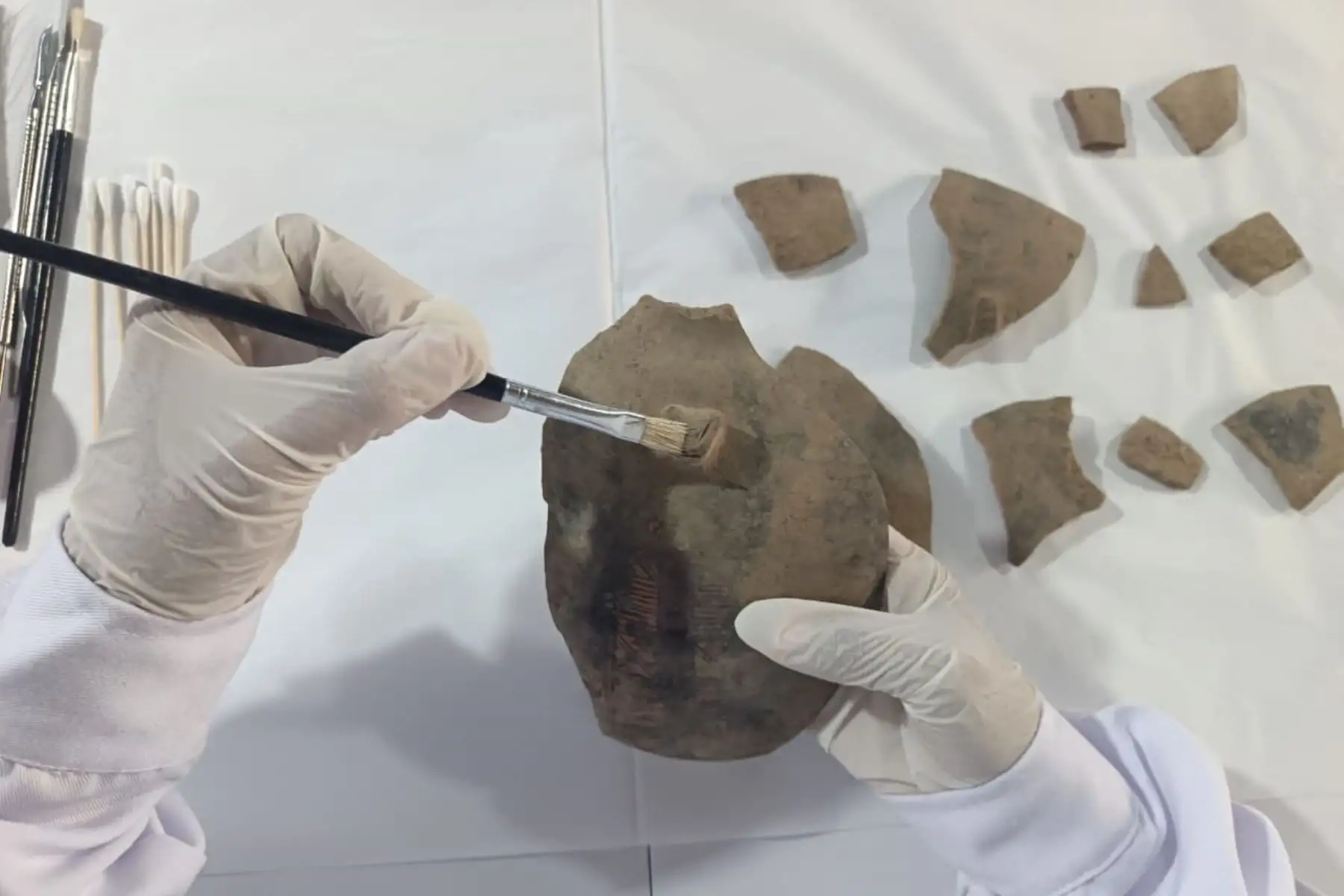 La comunidad del caserío de Chauchabamba custodia con orgullo el sitio, participando directamente en las jornadas de excavación y en talleres educativos organizados en colegios de la zona.
Foto: Proyecto de Investigación Arqueológica Wancasanga