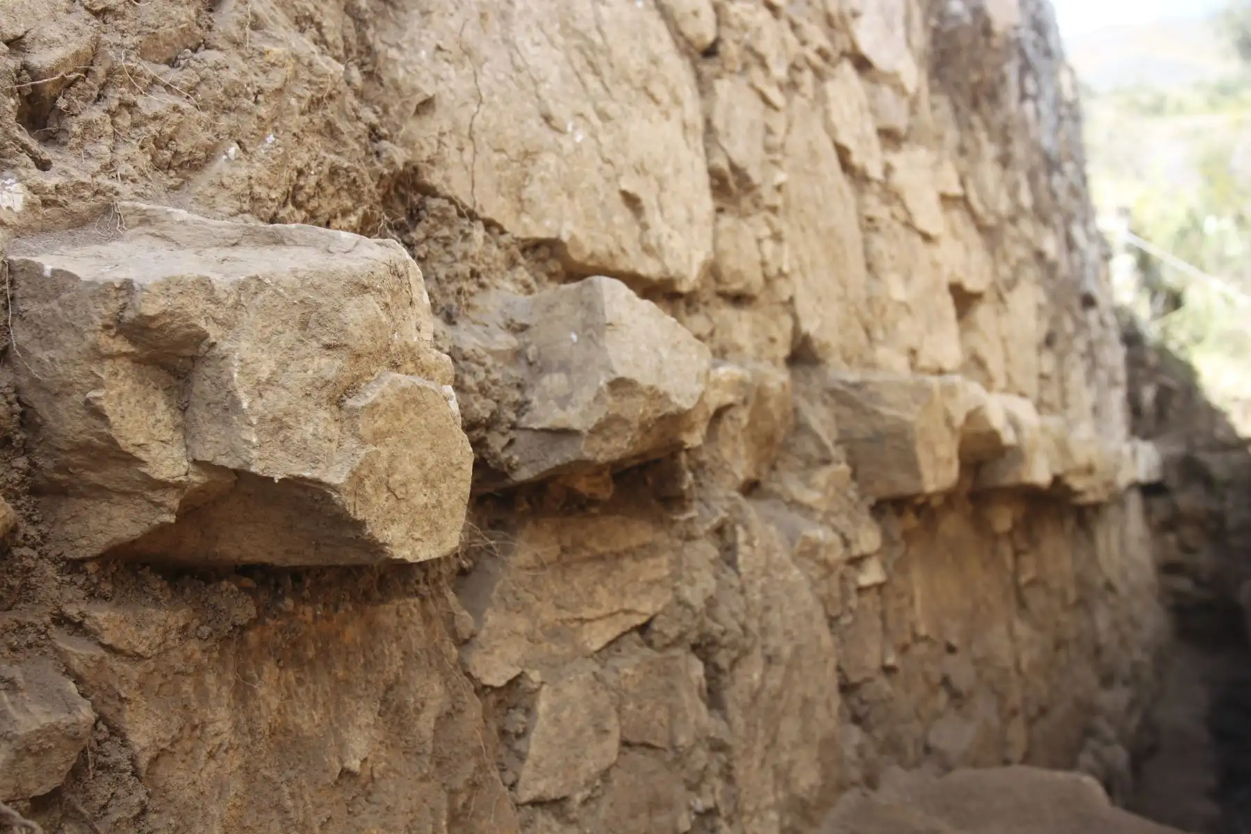 A 3,400 metros sobre el nivel del mar, en la cumbre conocida por los pobladores locales como Huaman Orco o Chauchabamba, el sitio arqueológico Wancasanga revela la majestuosa huella logística del Tahuantinsuyo.
Foto: Proyecto de Investigación Arqueológica Wancasanga