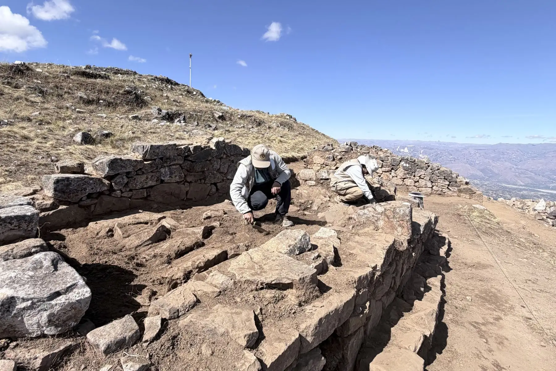 Un equipo de investigadores, encabezado por el arqueólogo Jerry Solano, halló evidencias de un posible complejo de colcas y de ingenería de ventilación de origen Inca; además de aríbalos y otros vestigios en el sitio arqueológico Wancasanga, ubicado en el valle de Condebamba, Cajamarca.
Foto: Proyecto de Investigación Arqueológica Wancasanga