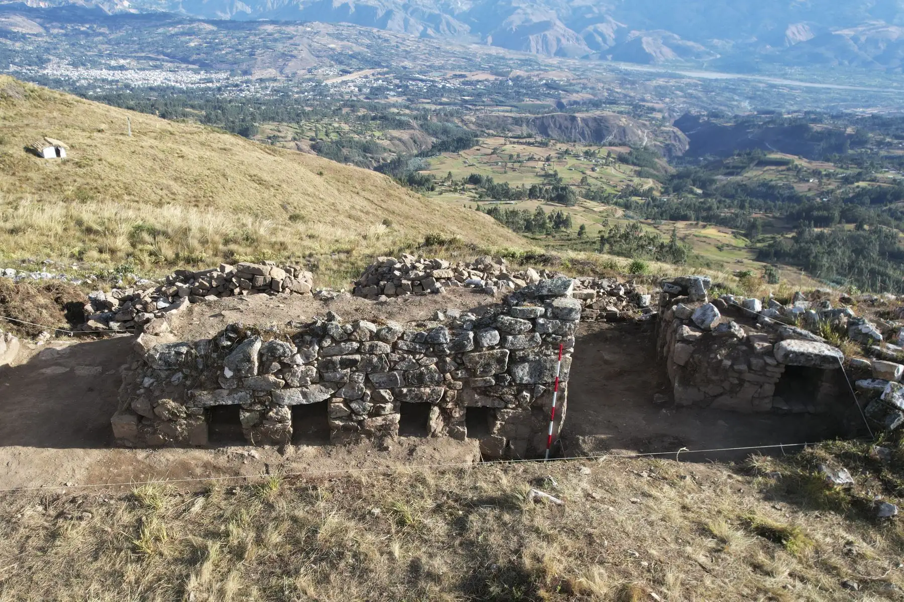 La comunidad del caserío de Chauchabamba custodia con orgullo el sitio, participando directamente en las jornadas de excavación y en talleres educativos organizados en colegios de la zona.
Foto: Proyecto de Investigación Arqueológica Wancasanga