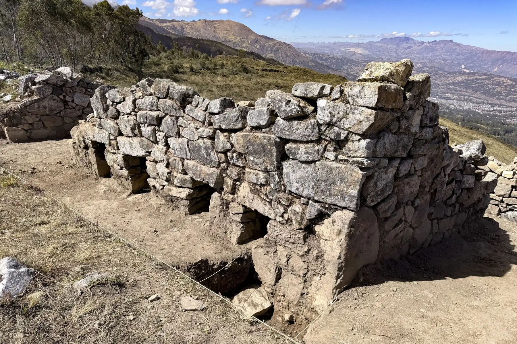 A 3,400 metros sobre el nivel del mar, en la cumbre conocida por los pobladores locales como Huaman Orco o Chauchabamba, el sitio arqueológico Wancasanga revela la majestuosa huella logística del Tahuantinsuyo.
Foto: Proyecto de Investigación Arqueológica Wancasanga