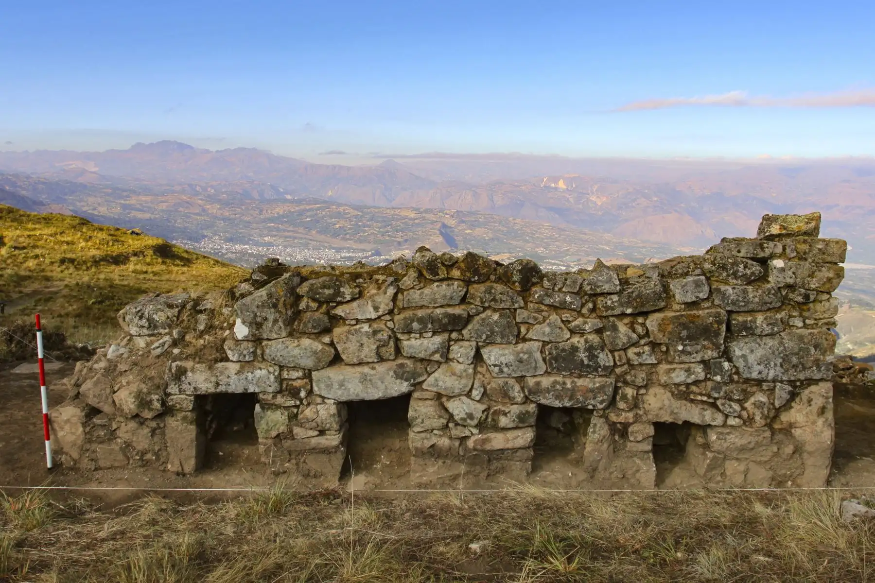Gracias a la colaboración estratégica del Museo Yachayhuasi de Cajabamba en el registro fotográfico de las piezas, Wancasanga se proyecta como una propuesta de puesta en valor patrimonial que potenciará los estudios sobre la presencia del Tahuantinsuyo junto a sitios vecinos como Ichabamba, abriendo al mismo tiempo nuevas oportunidades de desarrollo turístico y cultural para sus propios habitantes.
Foto: Proyecto de Investigación Arqueológica Wancasanga