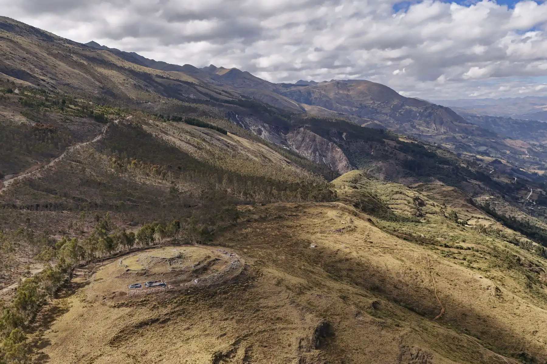 El arqueólogo Oswaldo Ezeta Latoche detalla la ingeniería detrás de estos depósitos: "Los ductos están conformados por muros laterales construidos con bloques de piedra canteados y parcialmente careados, sobre los cuales se dispusieron grandes losas o lajas que habrían funcionado como cubierta. 
Foto: Proyecto de Investigación Arqueológica Wancasanga