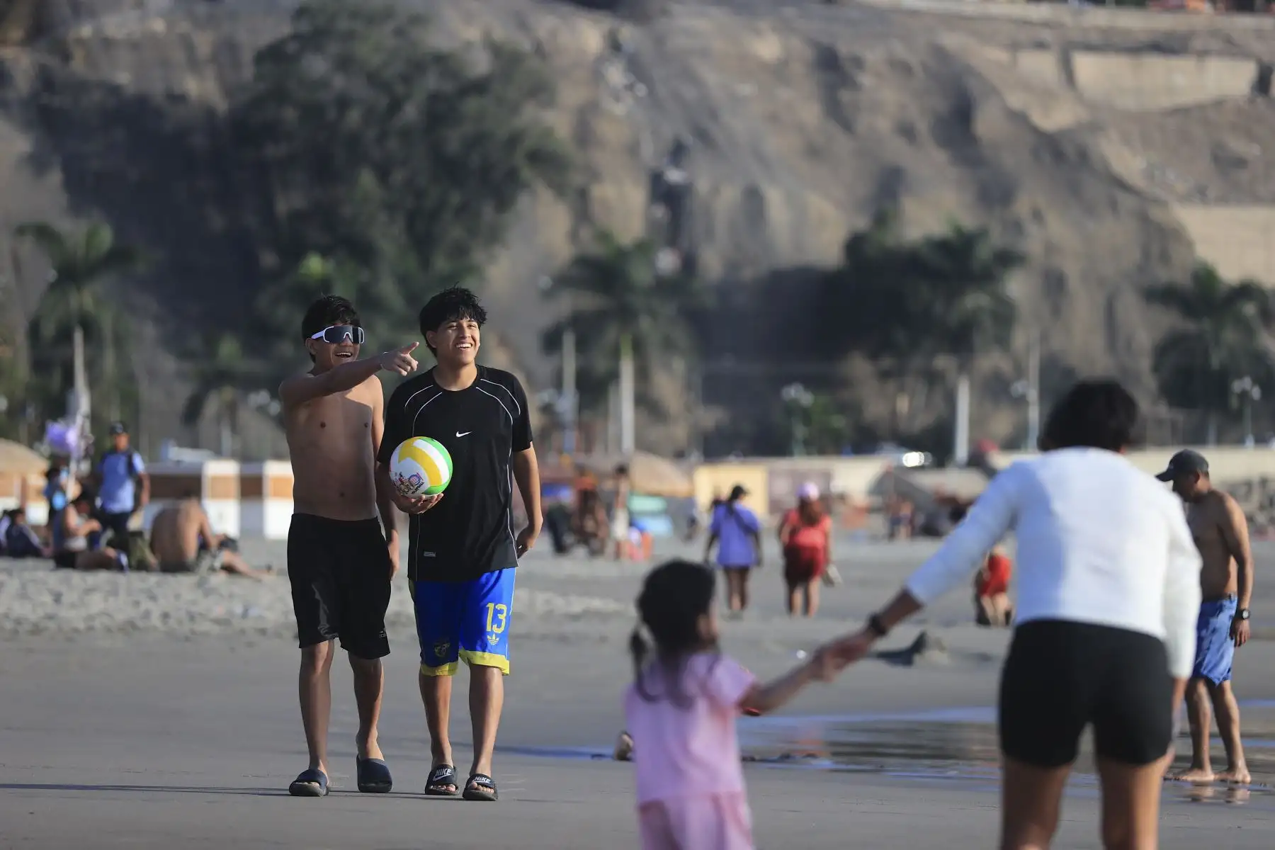 Este escenario de temperaturas inusualmente cálidas para agosto se presenta en un contexto de condiciones asociadas al fenómeno El Niño, que puede favorecer una mayor presencia de temperaturas por encima de lo habitual en la costa peruana.
 Foto: ANDINA/Braian Reyna